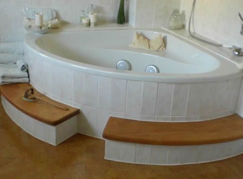 Badewanne mit Holzstufen
